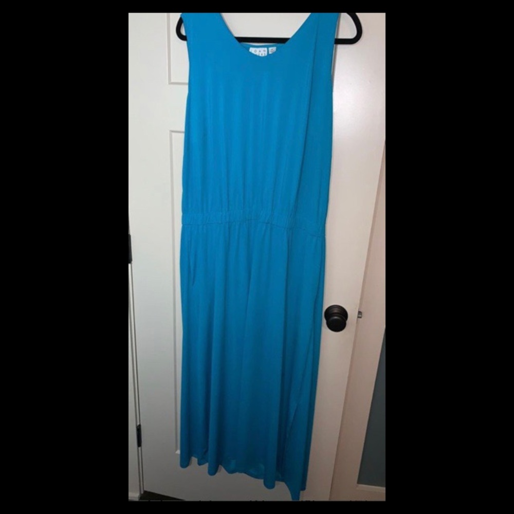 Long, blue, stretchy dress with pockets!